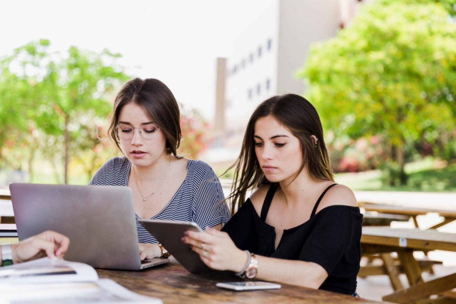 Équipe collaborant dans un environnement de travail moderne